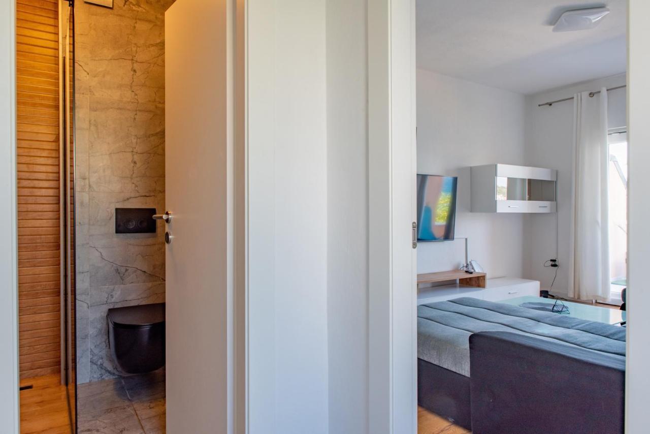 Beach Holiday Home With Private Jacuzzi & Parking Trogir Exterior photo
