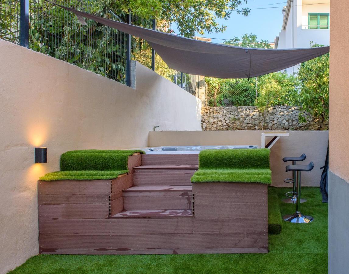 Beach Holiday Home With Private Jacuzzi & Parking Trogir Exterior photo