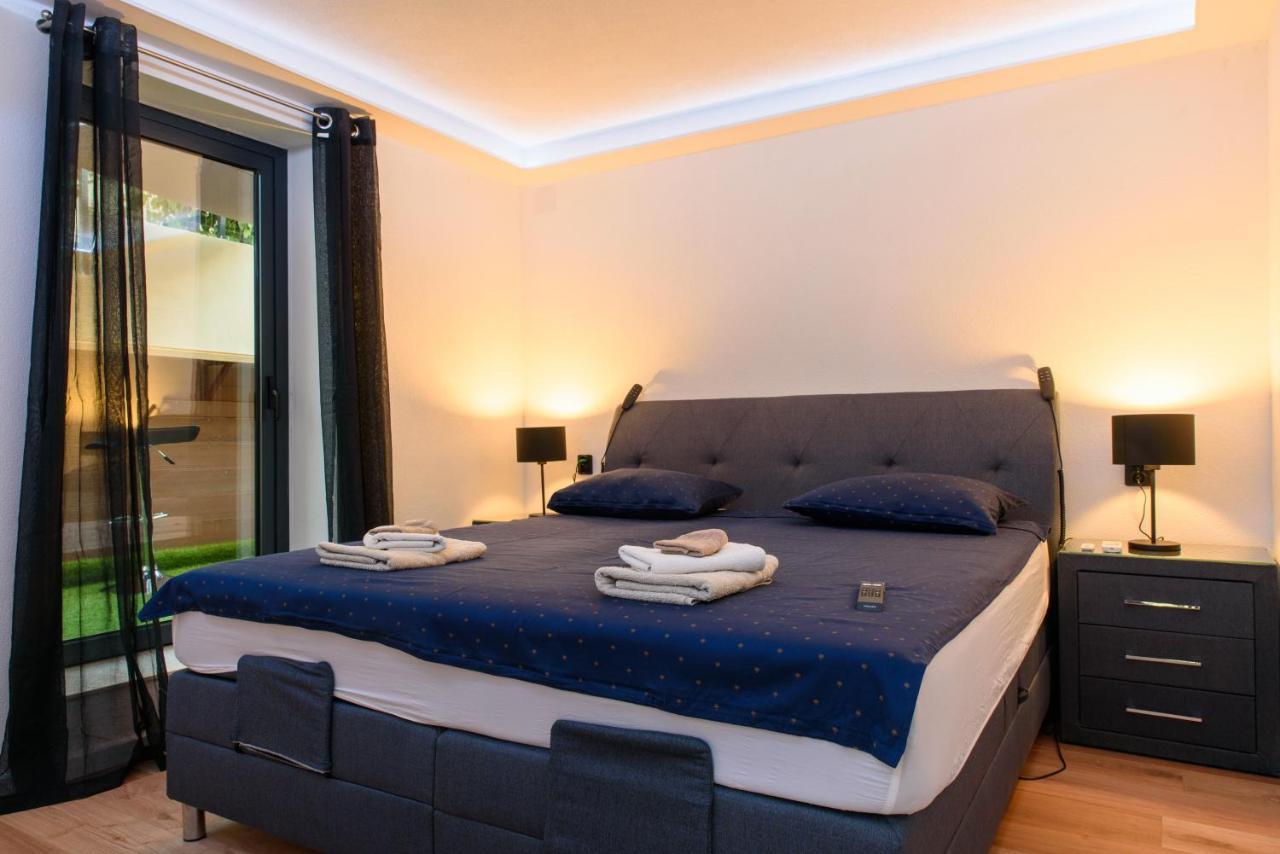 Beach Holiday Home With Private Jacuzzi & Parking Trogir Exterior photo