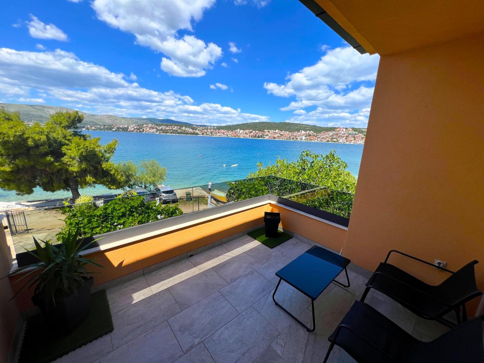 Beach Holiday Home With Private Jacuzzi & Parking Trogir Exterior photo