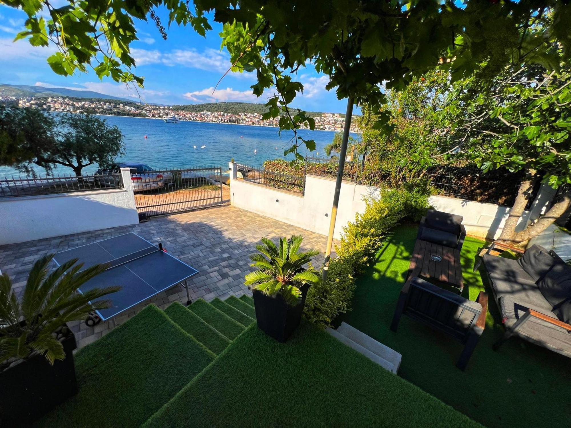Beach Holiday Home With Private Jacuzzi & Parking Trogir Exterior photo